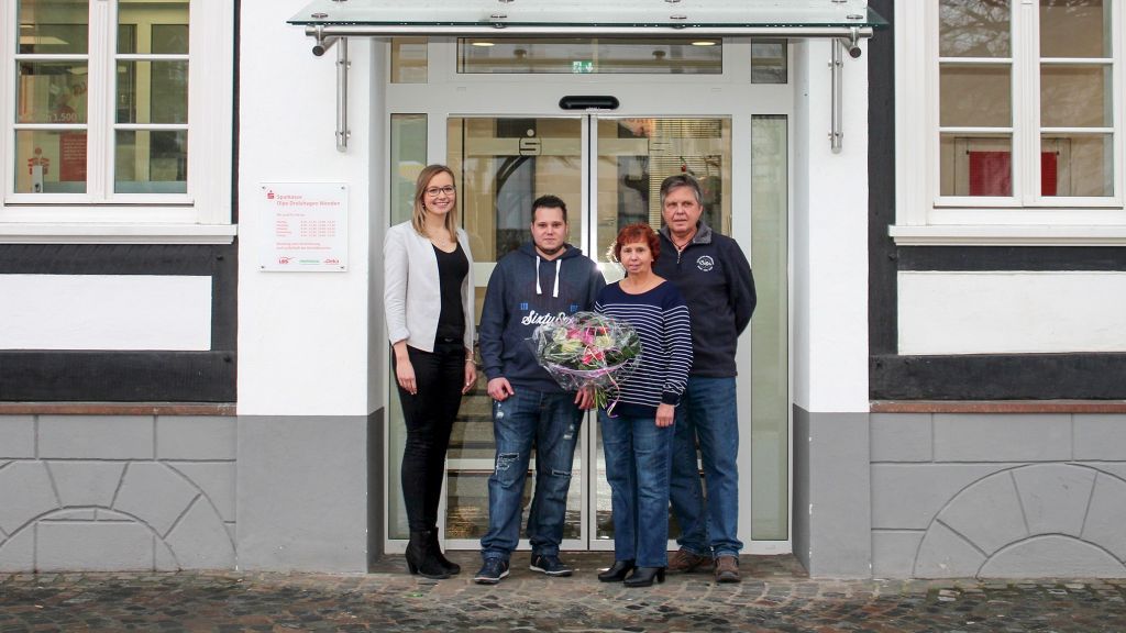 Kundenberaterin Stefanie Dornseifer (links) hat Marcel Clemens (zweiter von links) den Gewinn von 5000 Euro übergeben. von Sparkasse ODW