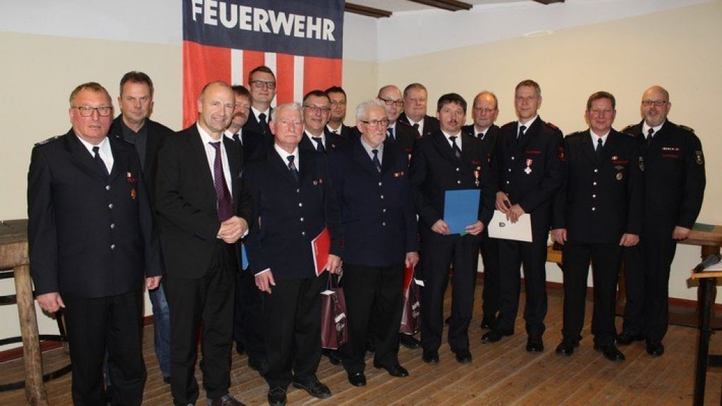 Beim Jahrestreffen der Feuerwehr Marmecke wurden zahlreiche Feuerwehrleute geehrt. von Feuerwehr Kirchhundem