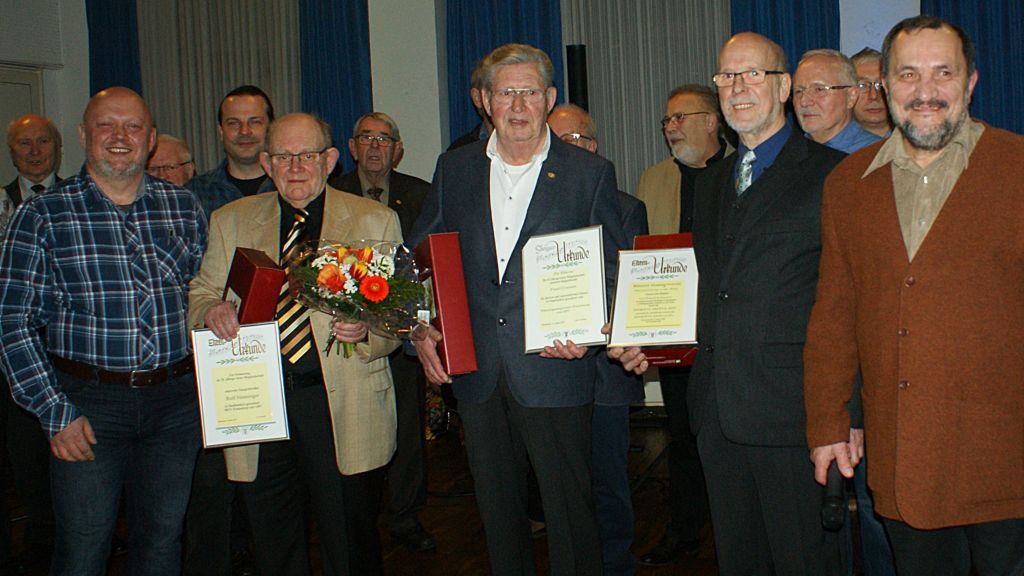 Der MGV Finnentrop hat langjährige Mitglieder geehrt unter anderem Rolf Henninger(zweiter von links ), Paul Cramer (dritter von links) und Gerd Schmitt (vierter von links) von privat