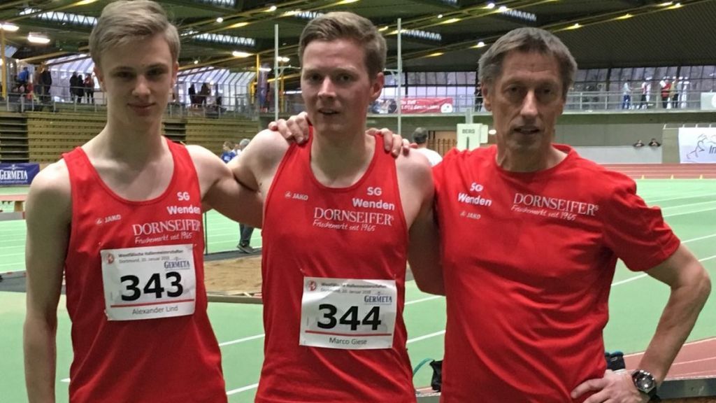 Die frischgebackenen Hallen-Westfalenmeister Alexander Lind (links) und Marco Gierse mit Trainer Egon Bröcher. von privat