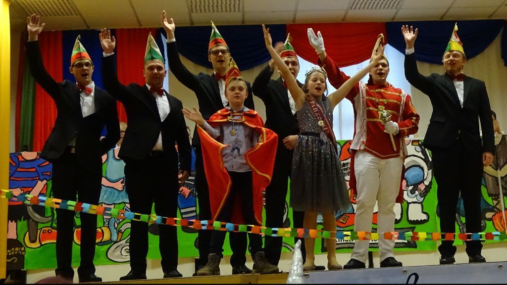 In der Oberelsper Schützenhalle feierten die kleinen Jecken samt Kinderprinzenpaar Kinderkarneval. von Christiane Kemper