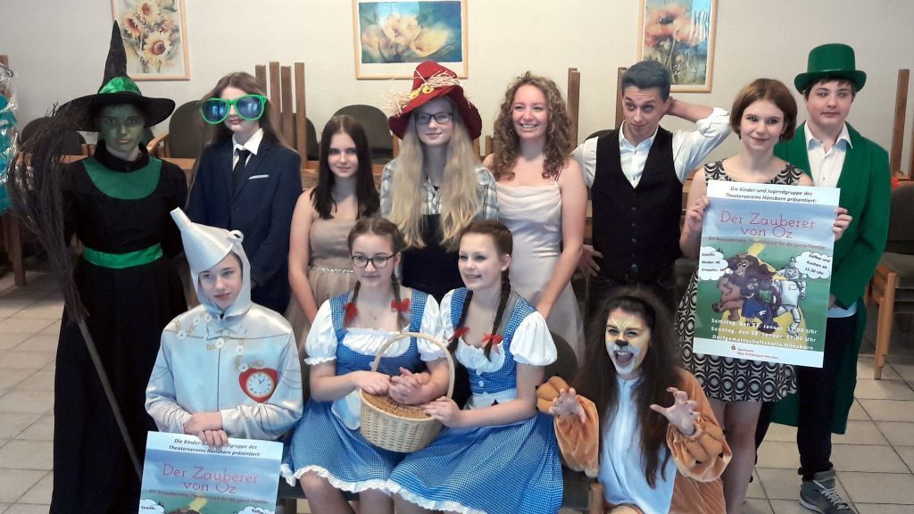 Die Kinder und Jugendlichen der Theatergruppe Hünsborn führen "der Zauberer von Oz" auf. von privat