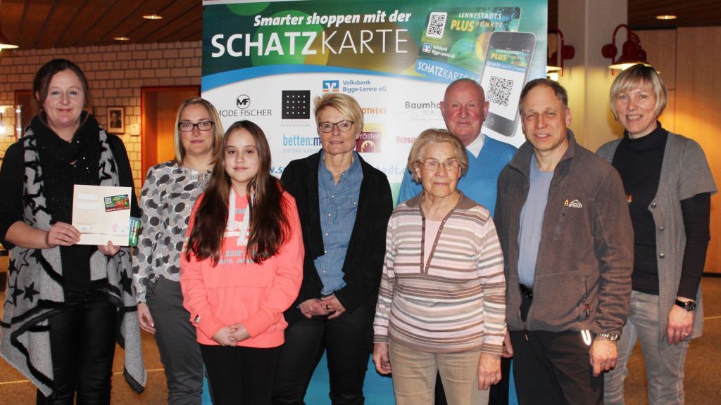 Die Gewinner des des Schatzkarten-Weihnachtsgewinnspiels  freuten sich über ihre Preise. von Stadt Lennestadt
