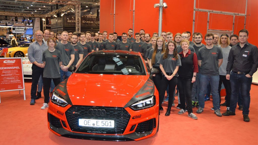 Am Eibach-Stand wurde mit dem derzeitigen Projektfahrzeug ein Gruppenfoto geschossen. von privat