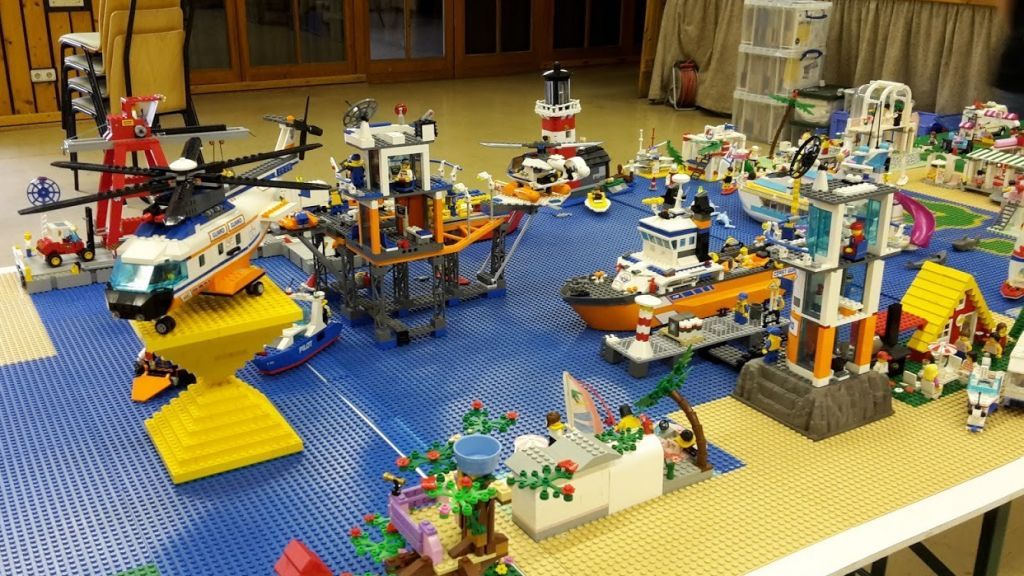 Mit Lego können Kinder in der Christus Gemeinde Olpe Gebäude, Hafen oder Stadien bauen. von privat