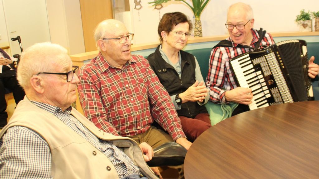 Mit seinem Akkordeon unterhält Manfred Klein die Besucher im Seniorenhaus Elspe. von privat