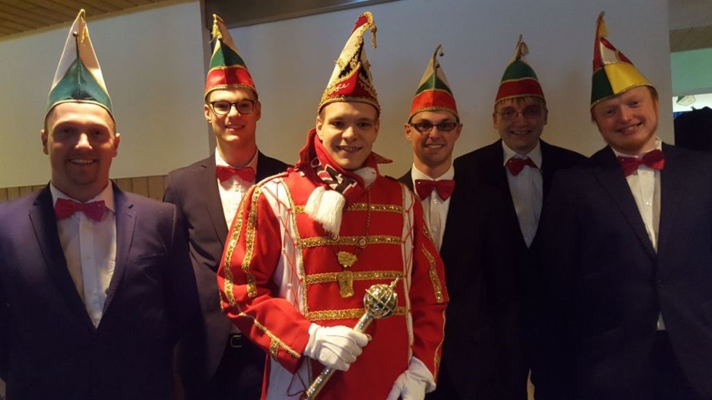 Prinz Tobias III. (Reimann) feiert mit seinem Elferrat beim Oberelsper Karneval. von privat