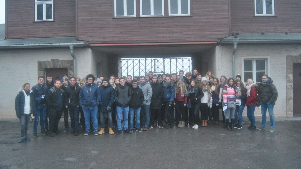 Die Jahrgangsstufe Q 2 des Rivius Gymnasiums besichtigte die Gedenkstätte in Buchenwald. von privat