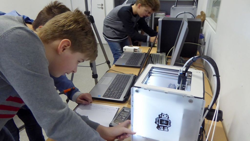 Für den Mathe-Unterricht nutzen die Schüler aus der Klasse 8a einen 3-D-Drucker, um so ein Modell einer Funktion zu erstellen. von Rüdiger Kahlke