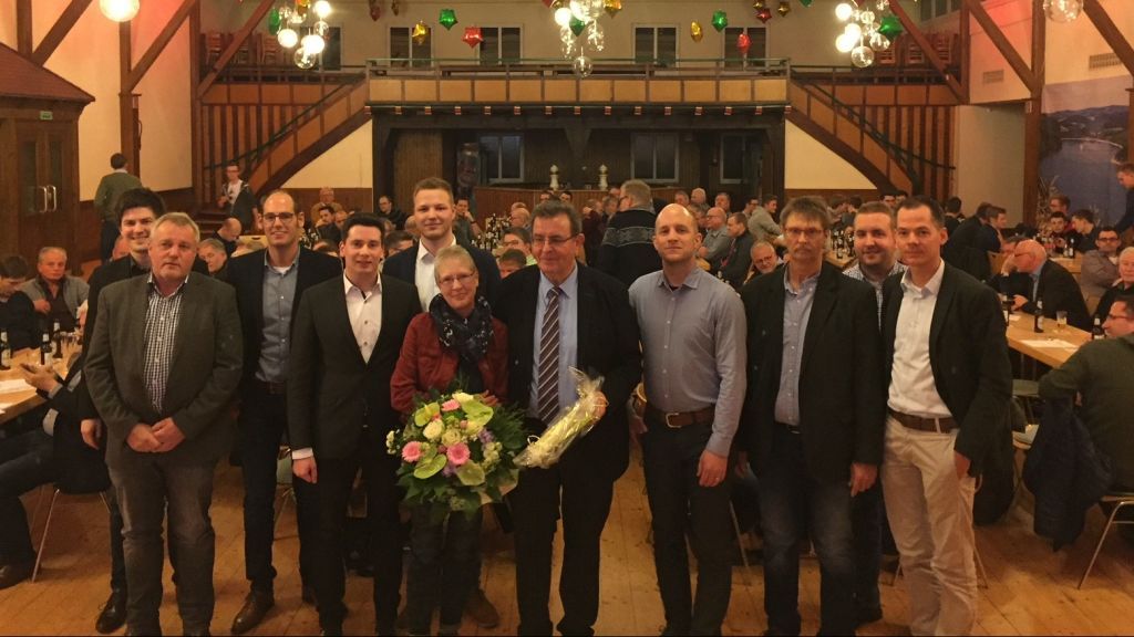 Johannes Behle (5. von rechts) gab sein Amt als 1. Vorsitzender nach mehr als 20 Jahren ab. von Petra Hennemann