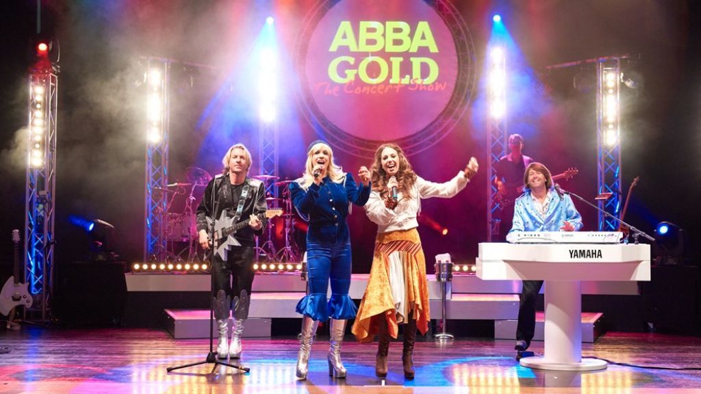Die Show „ABBA GOLD” wird auf der Bühne der Stadthalle Attendorn aufgeführt. von ©Jan Kocovski