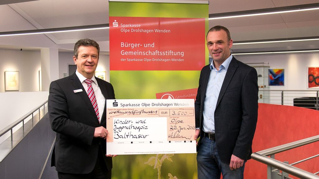 Spendenübergabe mit dem stellvertretenden Leiter des Kinder- und Jugendhospizes Olpe Roland Penz (rechts)
sowie dem Stiftungsbeauftragten und Leiter Vermögensmanagement Andreas Moll (links). von Sparkasse ODW