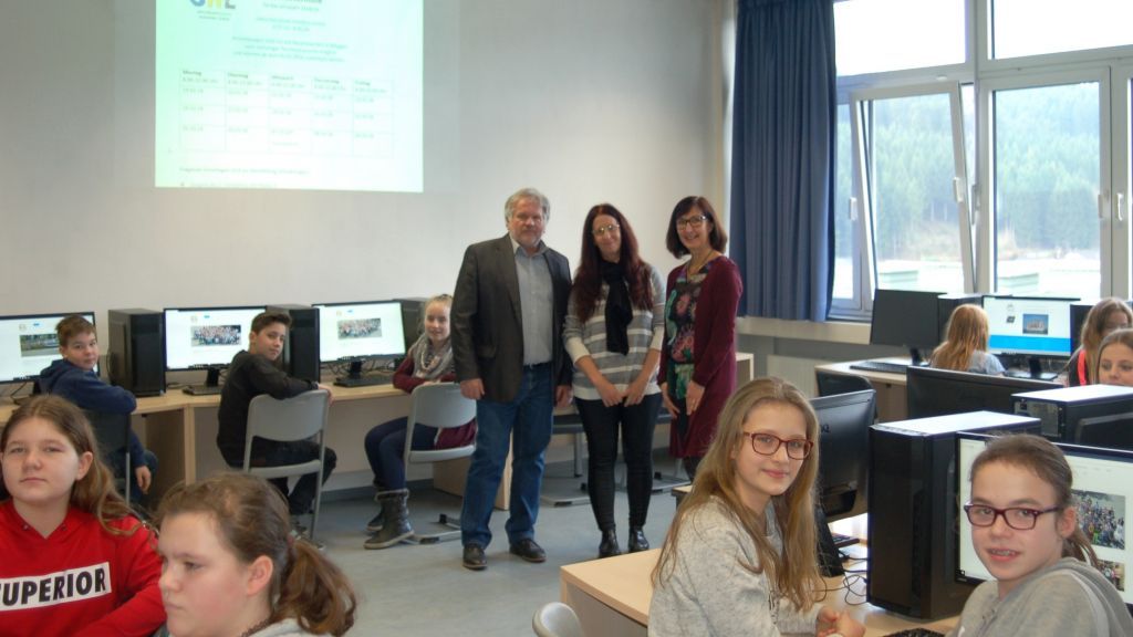 Die Sekundarschule Kirchhundem hat den neuen Informatikraum eingeweiht. von privat