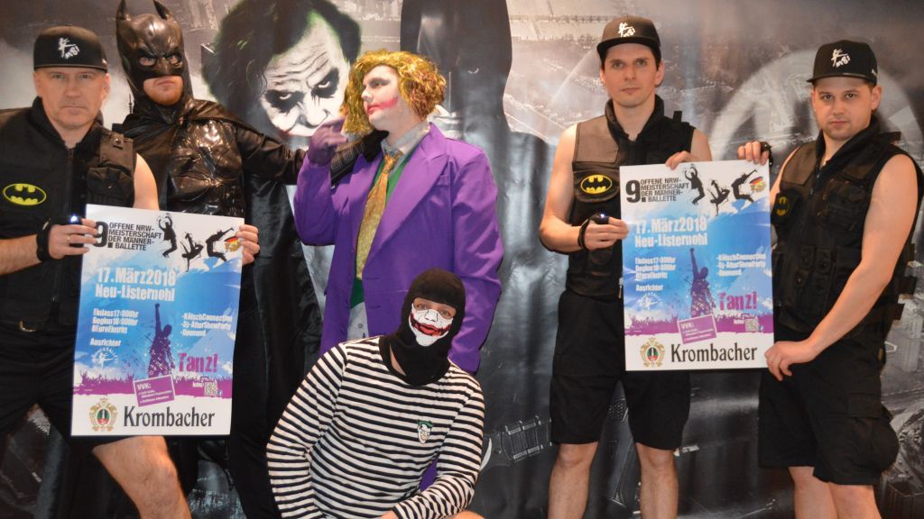 Bürgermeister Christian Pospischil (zweiter von rechts) wurde beim Fototermin vom Männerballett Ihnetal, verkleidet als Batman, Joker und Gefolge, überfallen. von Barbara Sander-Graetz