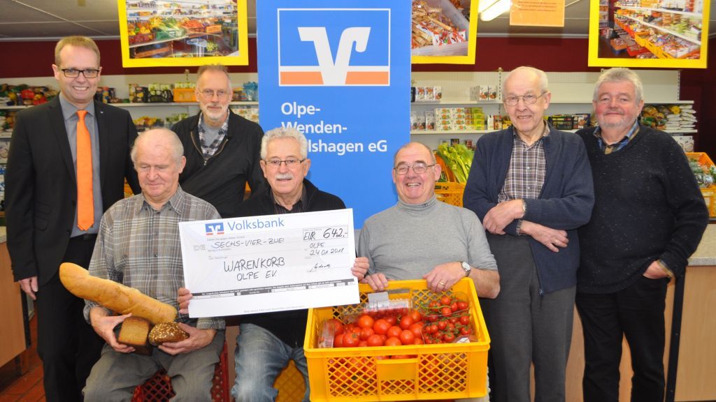 Volksbank-Regionalmarktleiter Ralf Wildraut übergab den Spendenscheck an die männlichen Helfer der Ökumenischen Initiative Warenkorb. von privat