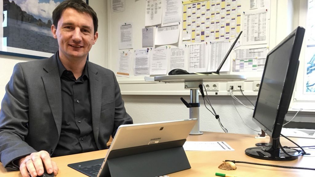 Digitalisierung mal drei im Büro des Schulleiters: Holger Köster arbeitet nicht nur mit einem PC, sondern auch mit einem Laptop und einem Tablet. von Sven Prillwitz
