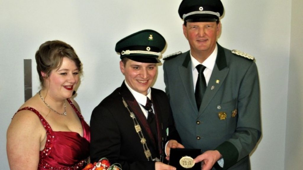 Königspaar Svenja und Georgios Kantzos sowie Major Joachim Kleine bei der Ordensübergabe. von privat