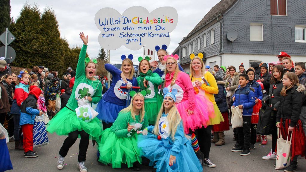 Beim Rosenmontagszug in Schönau-Altenwenden wird es bunt. von Matthias Schloos