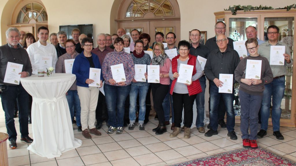 Die Teilnehmer des Honiglehrgangs nach der Vergabe der Zertifikate mit Referent Dieter Bette (2.v.l.). von privat