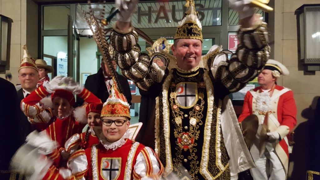 Christian II. (Middel) ist neuer Karnevalsprinz in Attendorn. Neuer Kinderprinz ist Lennard Humberg. von Barbara Sander-Graetz