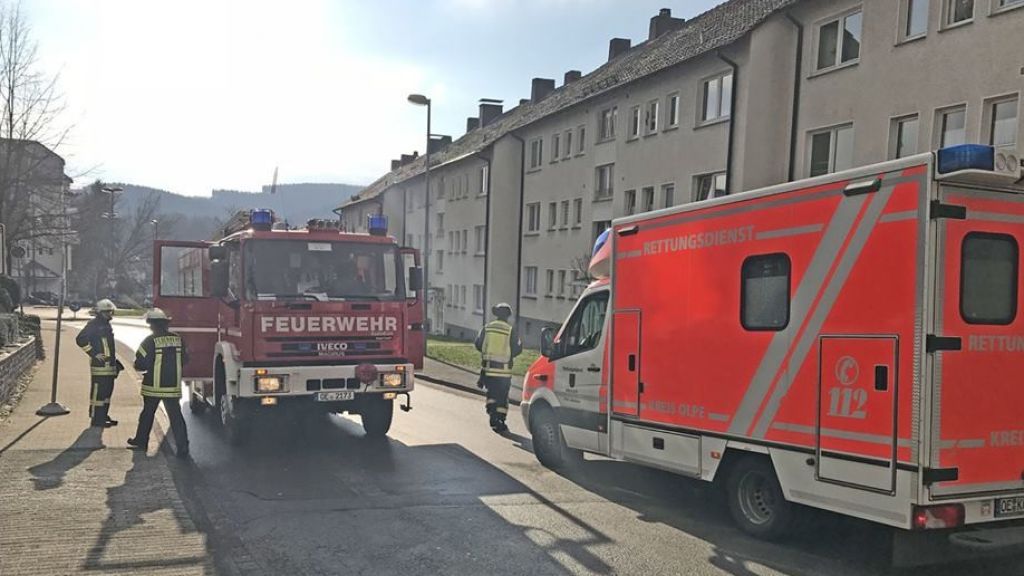 In einem Wohnhaus an der Danziger Straße hatte angebranntes Essen einen Brandmelder ausgelöst, Feuerwehr und Rettungsdienst rückten an. von Feuerwehr Attendorn
