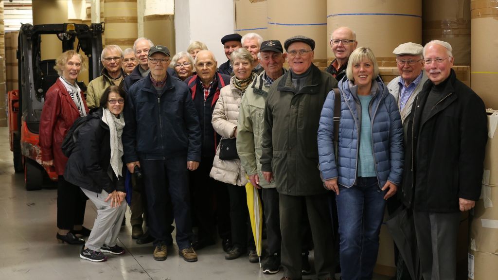 Die Mitglieder des Heimatbundes Gemeinde Finnentrop waren beeindruckt von der Besichtigung der Papierfabrik Grünewald. von Christoph Mennekes