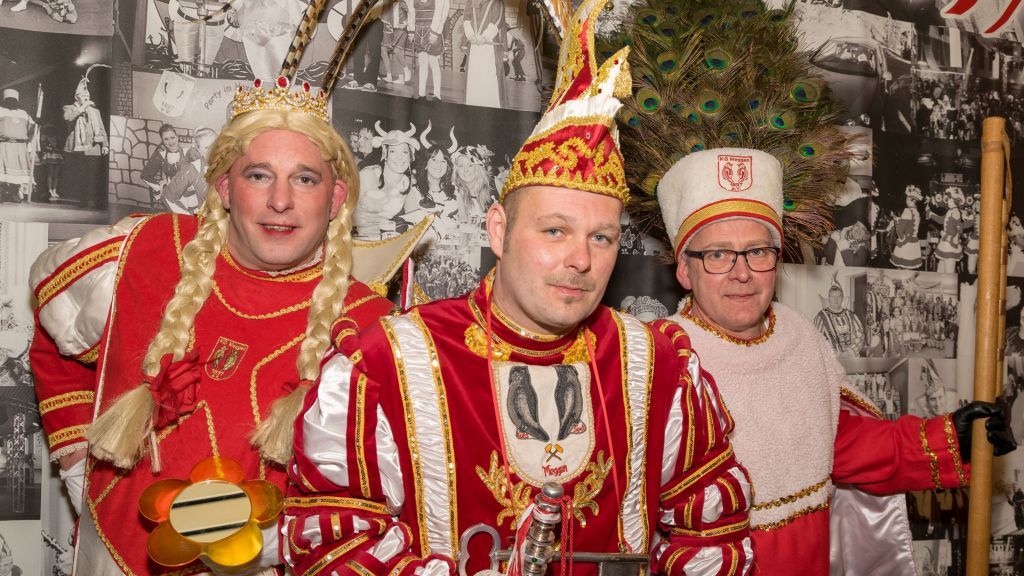 Das neue Dreigestirn (von links) Jungfrau "Käthe" Kävin Paas, Prinz Daniel II. (Berkenkopf) sowie Bauer "Frankhoff" (Frank Berghoff). von s: Nils Dinkel