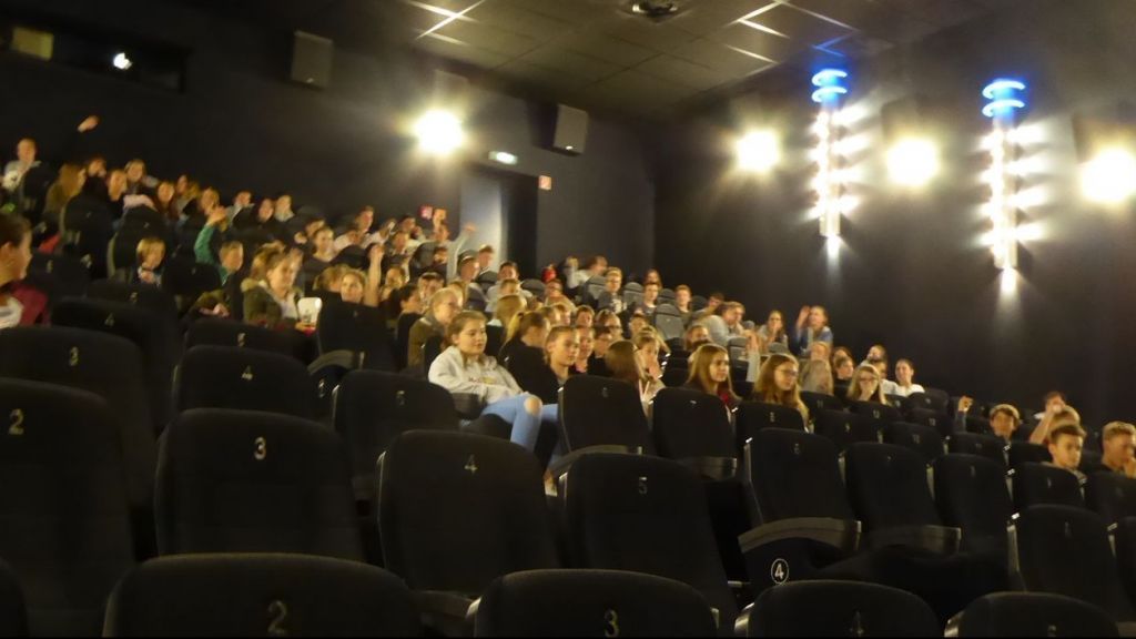 Das Film Café lädt zur französischen Komödie  „Ein Dorf sieht schwarz“ ein. von Rüdiger Kahlke