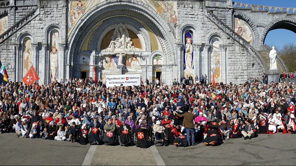 So wie hier im April 2017 wird sich auch im März dieses Jahres wieder eine große Pilgergemeinschaft nach Lourdes aufmachen – und zum Gruppenfoto vor der Rosenkranzbasilika im Heiligen Bezirk aufstellen. von Malteser/Kaiser