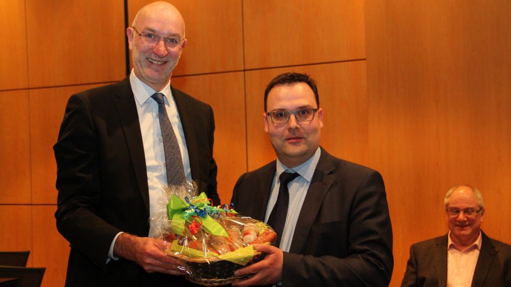 Bürgermeister Stefan Hundt gratulierte Karsten Schürheck und überreichte ihm ein Präsent. von Kerstin Sauer