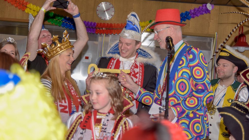 Prinz Tobias II. und Prinzessin Jana I. von der Karnevalsgesellschaft Oedingen zeigten sich begeistert, als Bürgermeister Stefan Hundt (rechts) ihnen den Rathausschlüssel anvertraute. von s: Nils Dinkel