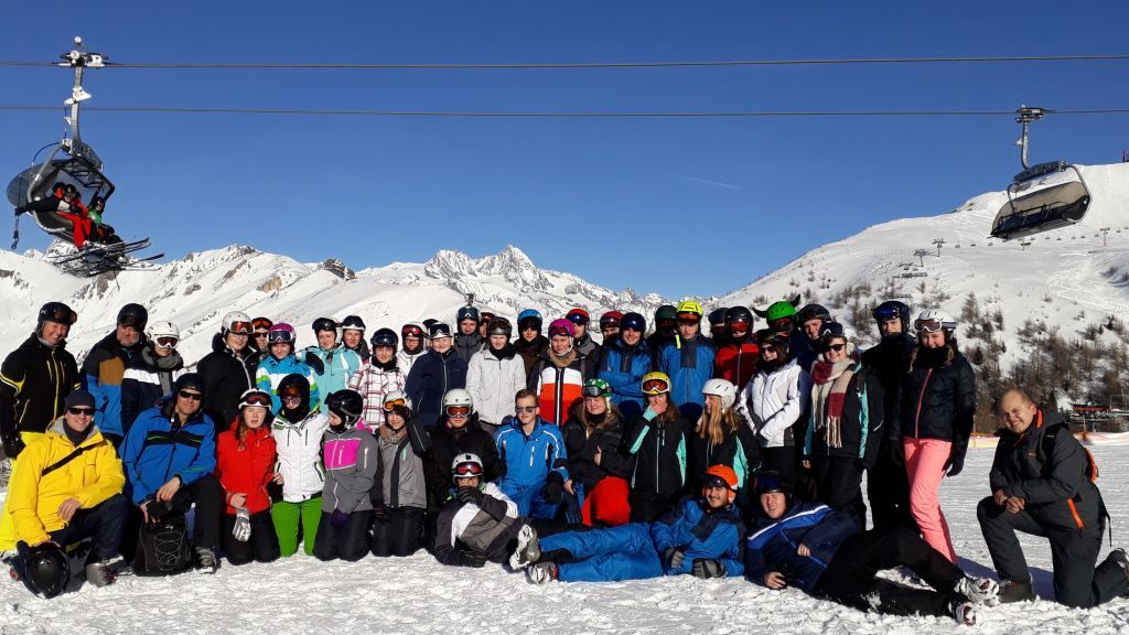 Die Teilnehmer der Skischulwoche in Matrei vor traumhafter Kulisse des Großvenedigers. von privat