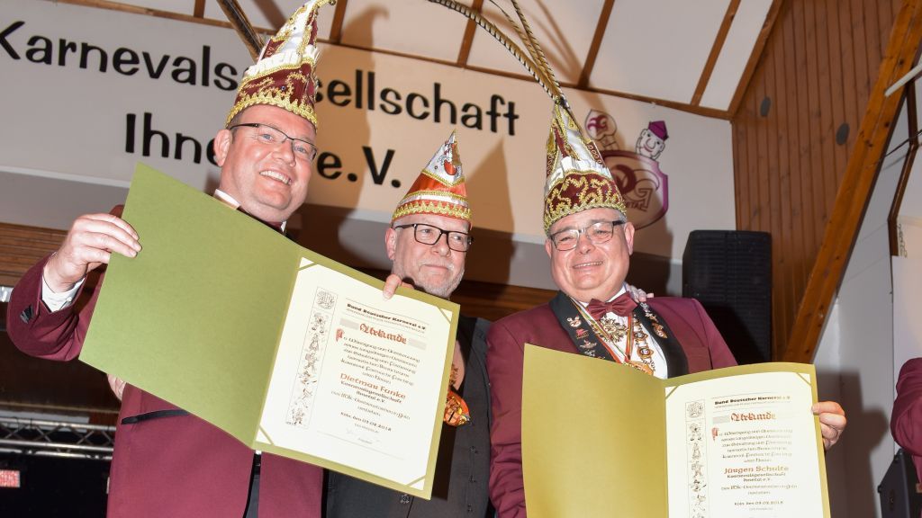 Frank Selter (Mitte) überreichte den goldenen BWK-Orden an Diemtar Funke (links) und Jürgen Schulte. von privat