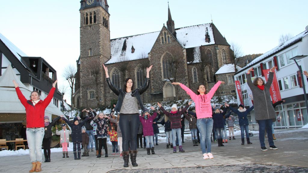 Um Punkt 17 Uhr startete der Tanz auf dem Altenhundemer Marktplatz. von Kerstin Sauer