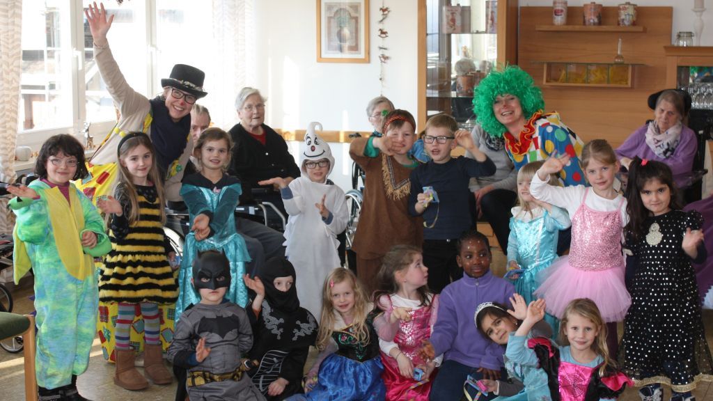 Kinder des Familien-Zentrums Wenden besuchten die Senioren mit ihren bunten Kostümen. von privat