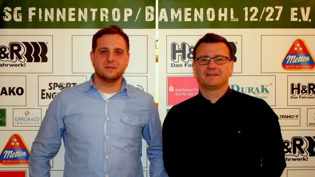 Der sportliche Leiter Fabian Schmidt begrüßte den neuen Torwarttrainer Henning Vogt (rechts) bei der SG Finnentrop/Bamenohl. von privat