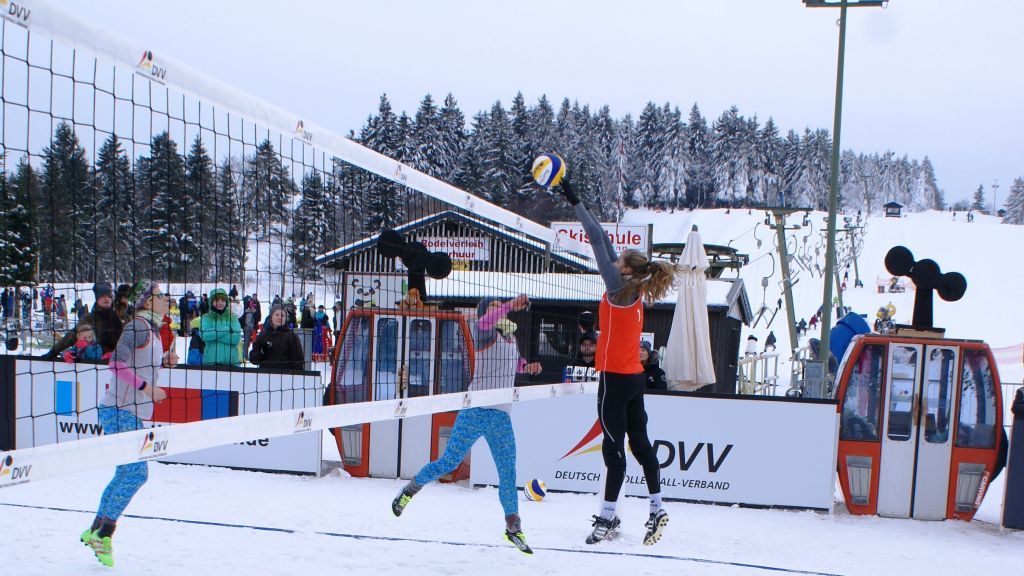 In Winterberg zeigten die Sportler, dass sie das Volleyball-Spiel auch bei kälteren Temperaturen beherrschen. von Privat