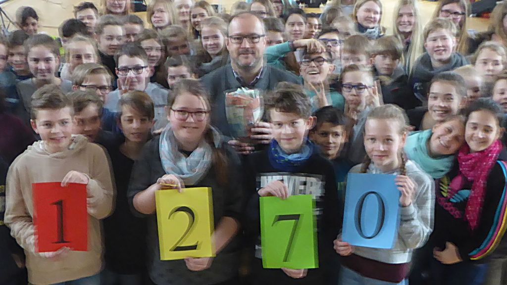 Pfarrer Doktor Christof Grote freute sich mit den Sechstklässlern des St.-Ursula-Gymnasiums über das tolle Ergebnis des Spenden-Vokabelmarathons. von privat