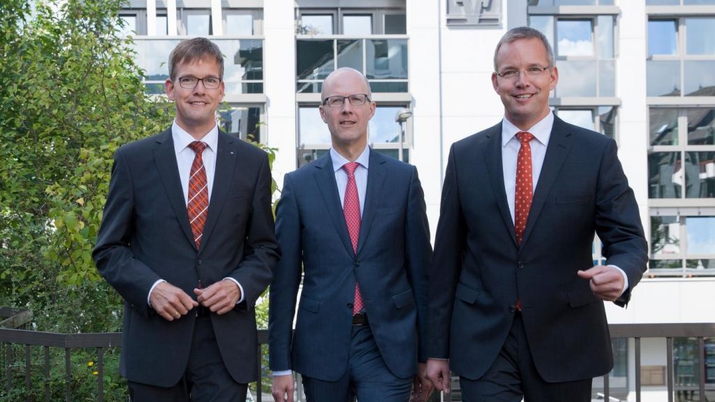 Der Vorstand der Volksbank Bigge-Lenne berichtete erstmalig über ein Kundengesamtvolumen von über 3,5 Mrd. Euro (von links Michael Griese, Andreas Ermecke und Bernd Griese). von privat