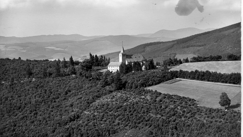 Die Wallfahrtskirche auf dem Kohlhaben in den 1950er-Jahren. von Gemeindearchiv Kirchhundem