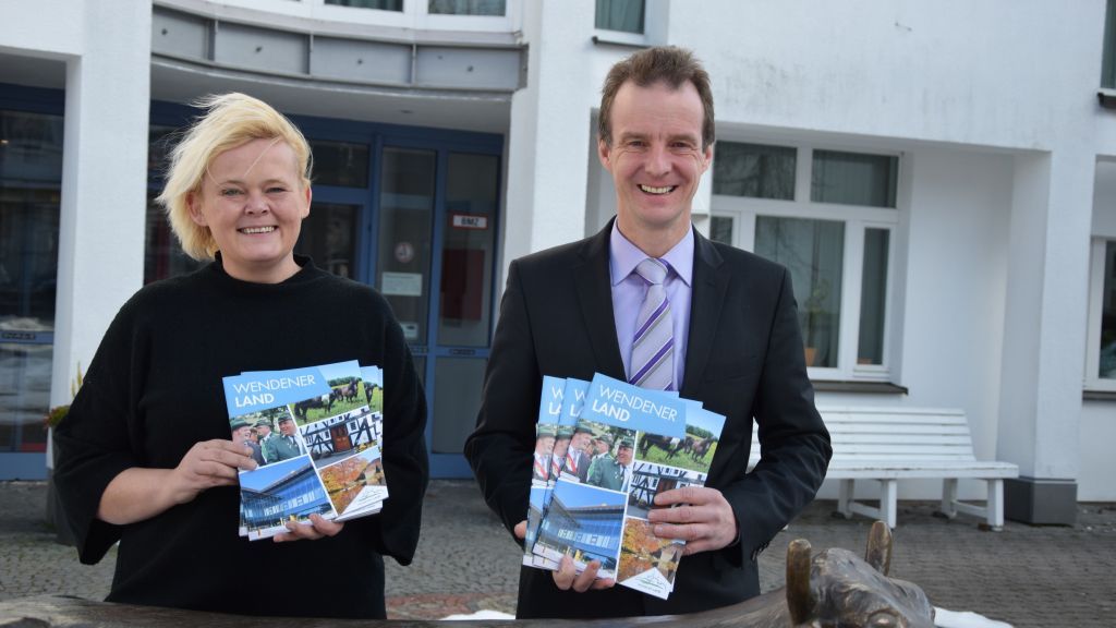 Nicole Williams (links) und Bürgermeister Bernd Clemens freuen sich über die neue Imagebroschüre für die Gemeinde Wenden. von Gemeinde Wenden