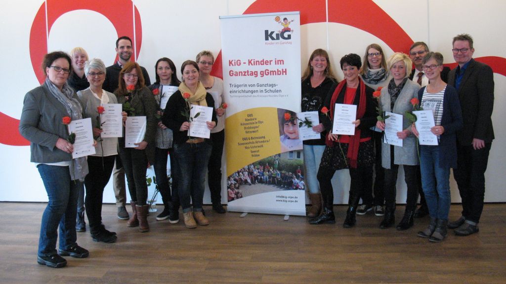 Zehn Mitarbeiterinnen der KiG Kinder im Ganztag GmbH erhielten Urkunden und Zertifikate für die abgeschlossenen Prüfungen. von privat