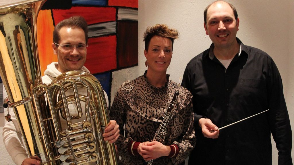 Dirigent Martin Theile (rechts) mit den Solisten Svenja Beumers und Timo Kirchhoff. von privat