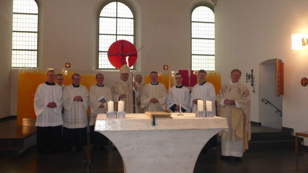 Thomas Ludwig (vierter von links) wird zum Diakon geweiht. von privat
