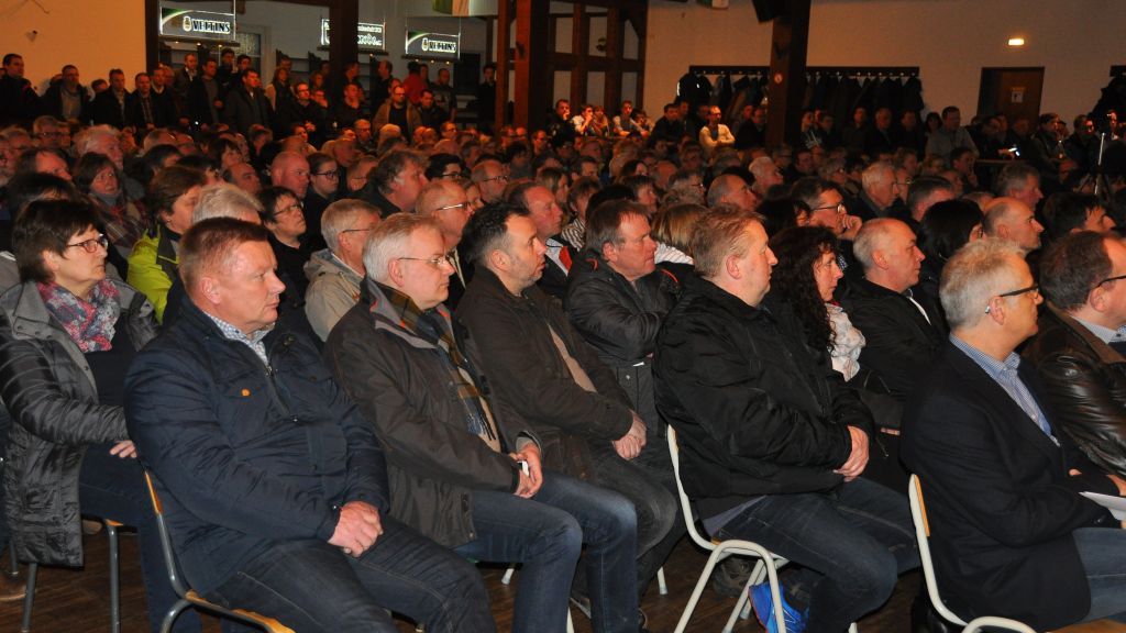 Mehr als 450 Bewohner des Frettertals kamen zur Infoveranstaltung von "Gegenwind Frettertal". von Ina Hoffmann