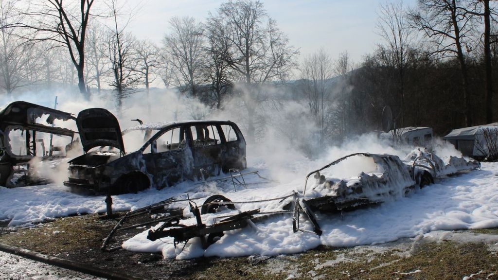 Zwei Campingwagen und ein Pkw sind am Donnerstagnachmittag vollständig in Attendorn ausgebrannt. von Kreispolizeibehörde Olpe