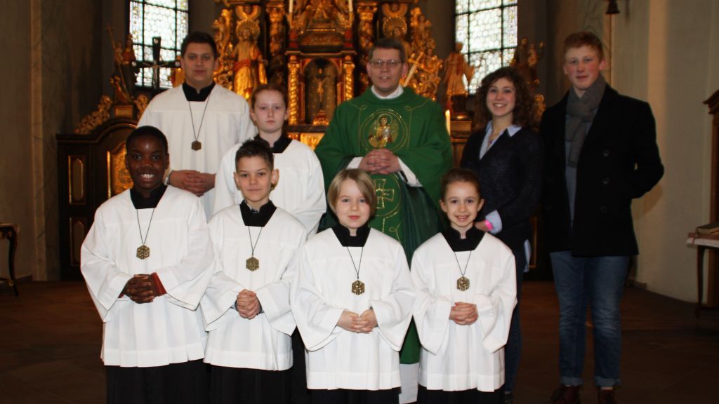 Die Pfarrei St. Severinus Wenden nahm fünf neue Messdiener in die Gemeinschaft auf. von privat