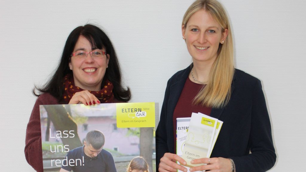 „Lass uns reden“, sagen auch Katrin Kühr (Kinder- und Jugendschutz, rechts) und Julia Richter (Kinder- und Jugendarbeit). Damit der Elterntalk im Kreis Olpe starten kann, werden Moderatoren dringend gesucht. von Kreis Olpe