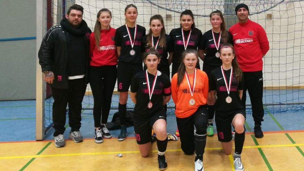 Die Mannschaft des FC Finnentrop nach der Siegerehrung (von links, obere Reihe: Trainer Patrick Vergellito, Paula Schmidt, Joelle Krüger, Katharina Sakoretzki, Amra Kandic, Angelina Sabani, Co-Trainer Gazmend Sabani

von links, untere Reihe: Maria Testa Camillo, Laura Braun, Amina Gante  (es fehlten Dilara Öztürk und Aysenur Civelek). von privat