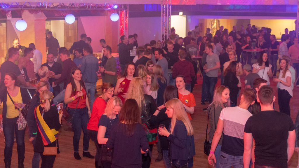 Gute Stimmung herrschte bei der 19. Auflage der Flirt-Shower-Party in Grevenbrück. von s: Nils Dinkel